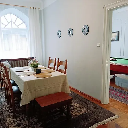 Apartment Unique Spacious Classic 3 Bedroom Midtown ! Billiard ! *