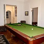 Unique Spacious Classic Three Bedroom Midtown ! Billiard ! Apartamento Riga