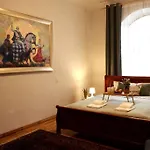 Unique Spacious Classic Three Bedroom Midtown ! Billiard ! Apartamento Riga