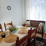 Apartamento Unique Spacious Classic Three Bedroom Midtown ! Billiard ! Riga