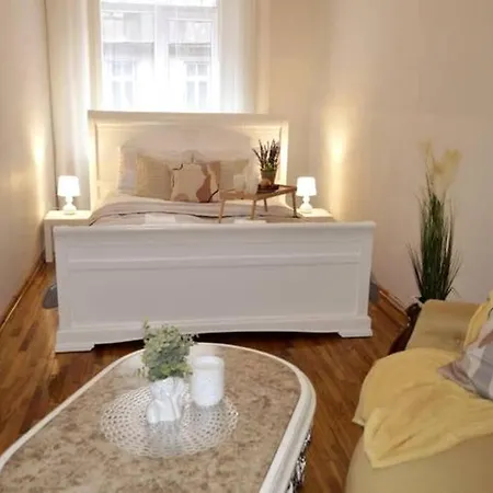 Unique Spacious Classic 3 Bedroom Midtown ! Billiard ! * Riga