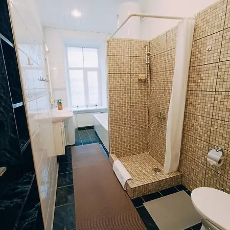 Unique Spacious Classic 3 Bedroom Midtown ! Billiard ! דירה