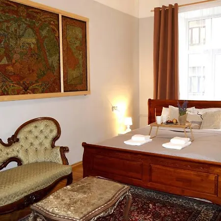 Unique Spacious Classic 3 Bedroom Midtown ! Billiard ! 里加