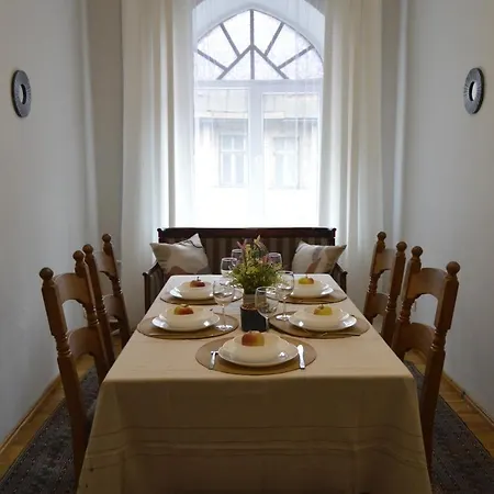 Unique Spacious Classic 3 Bedroom Midtown ! Billiard ! ריגה