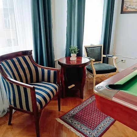 Unique Spacious Classic 3 Bedroom Midtown ! Billiard ! דירה ריגה