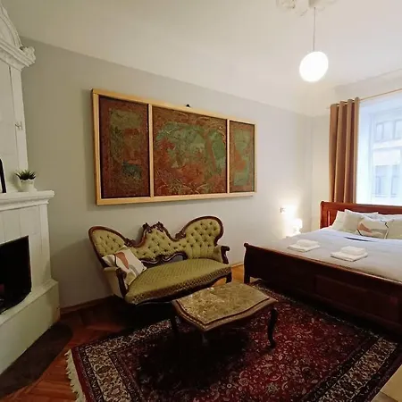 Unique Spacious Classic 3 Bedroom Midtown ! Billiard ! דירה