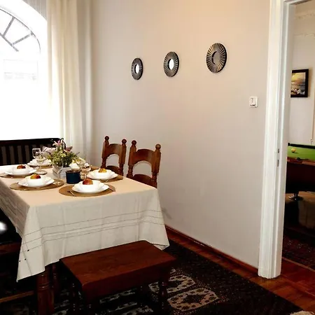 Unique Spacious Classic 3 Bedroom Midtown ! Billiard ! Lejlighed Riga