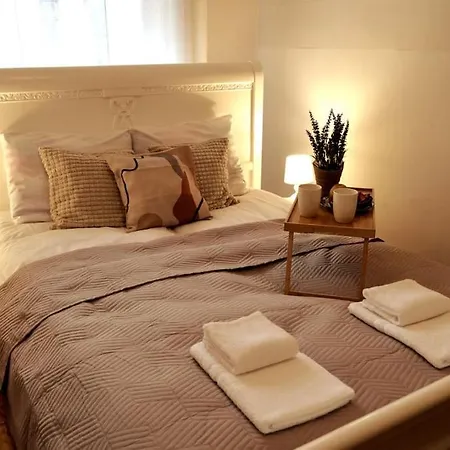 Unique Spacious Classic 3 Bedroom Midtown ! Billiard ! *