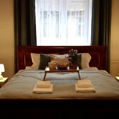 Unique Spacious Classic 3 Bedroom Midtown ! Billiard !