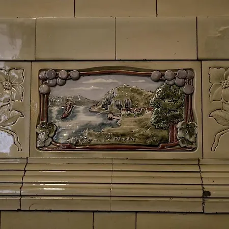 Unique Spacious Classic 3 Bedroom Midtown ! Billiard ! דירה ריגה