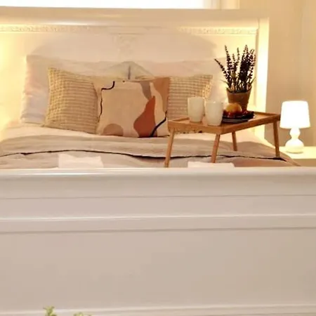 Unique Spacious Classic 3 Bedroom Midtown ! Billiard ! דירה