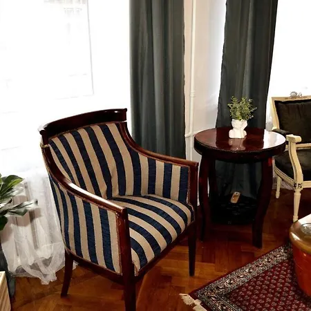 Unique Spacious Classic Three Bedroom Midtown ! Billiard ! Apartment *