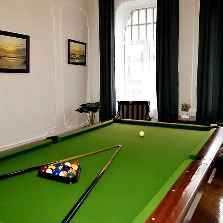 Unique Spacious Classic Three Bedroom Midtown ! Billiard ! Appartamento Riga