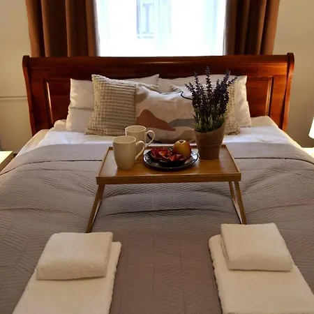 Unique Spacious Classic 3 Bedroom Midtown ! Billiard ! Lejlighed *