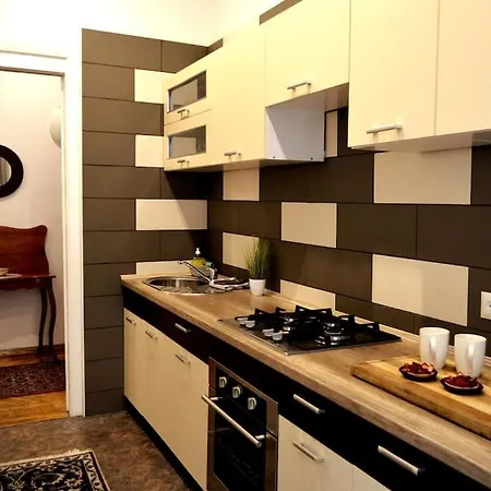 Unique Spacious Classic 3 Bedroom Midtown ! Billiard ! Lejlighed Riga