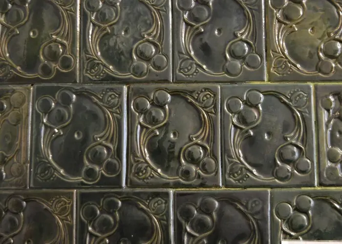 Unique Spacious Classic Three Bedroom Midtown ! Billiard ! Apartment *