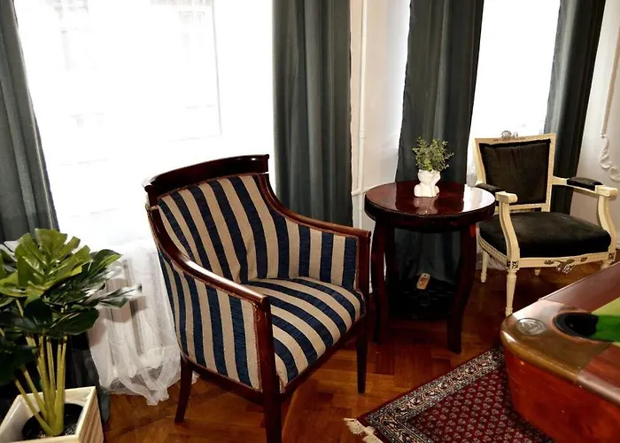 Unique Spacious Classic Three Bedroom Midtown ! Billiard ! Apartment *