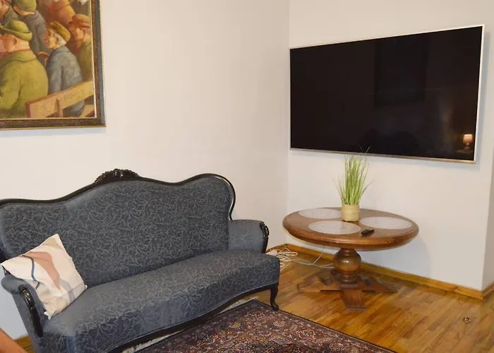 Unique Spacious Classic Three Bedroom Midtown ! Billiard !