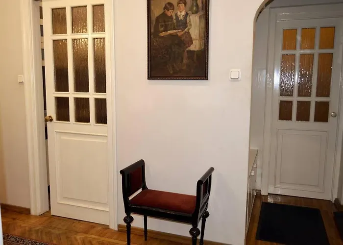 Apartment Unique Spacious Classic Three Bedroom Midtown ! Billiard ! *