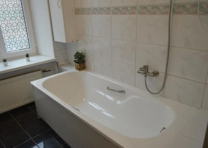 Unique Spacious Classic Three Bedroom Midtown ! Billiard ! Apartment *