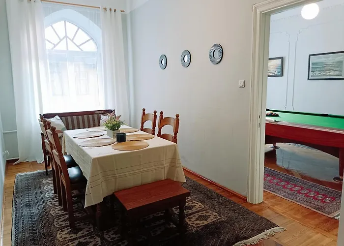 Apartment Unique Spacious Classic Three Bedroom Midtown ! Billiard ! *