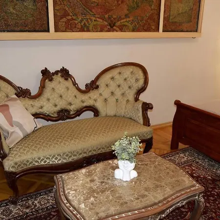 Unique Spacious Classic 3 Bedroom Midtown ! Billiard ! *