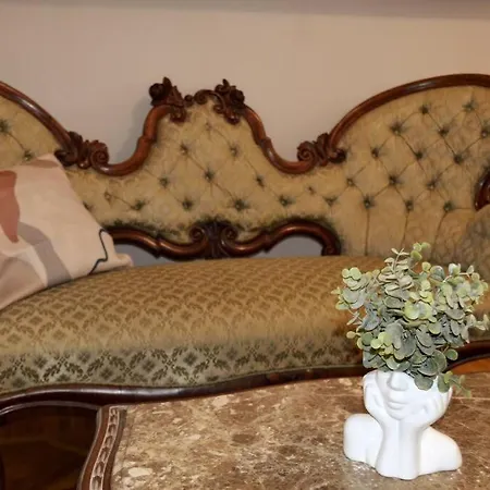 Unique Spacious Classic Three Bedroom Midtown ! Billiard ! 아파트