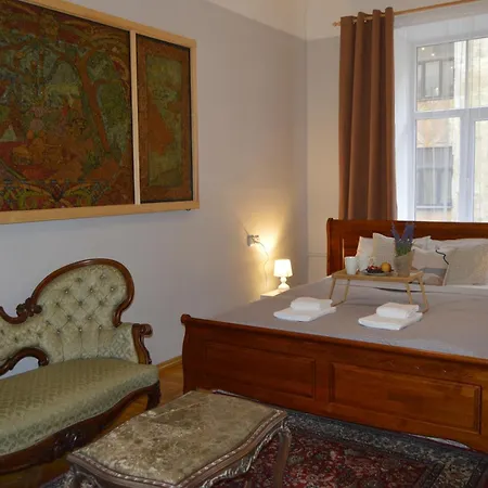 Appartement Unique Spacious Classic 3 Bedroom Midtown ! Billiard ! Riga